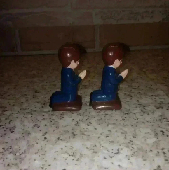 Vintage (2) Praying Men Wearing Suit & Tie Figurines Made In Korea - Picture 2 of 6